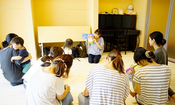 親子で参加するプログラムの様子