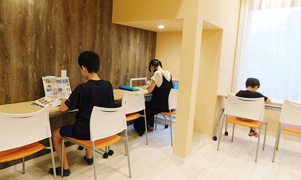 学習支援に取り組む子どもたち